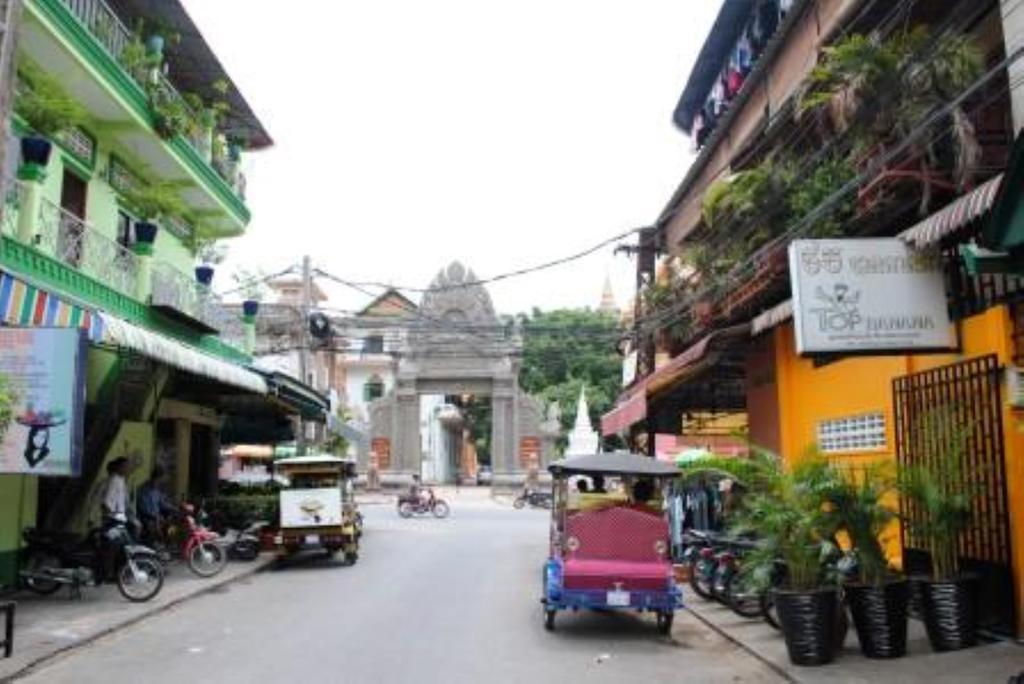 Top Banana Guesthouse & Rooftop Bar Phnom Penh Exteriör bild
