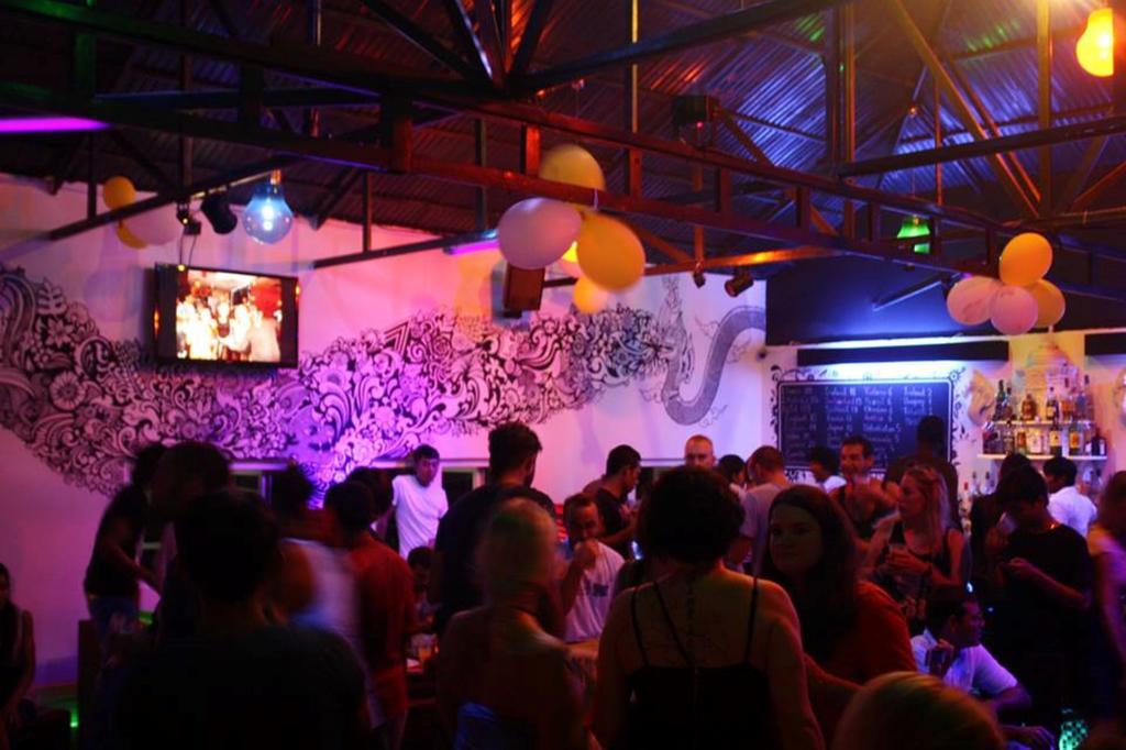 Top Banana Guesthouse & Rooftop Bar Phnom Penh Exteriör bild