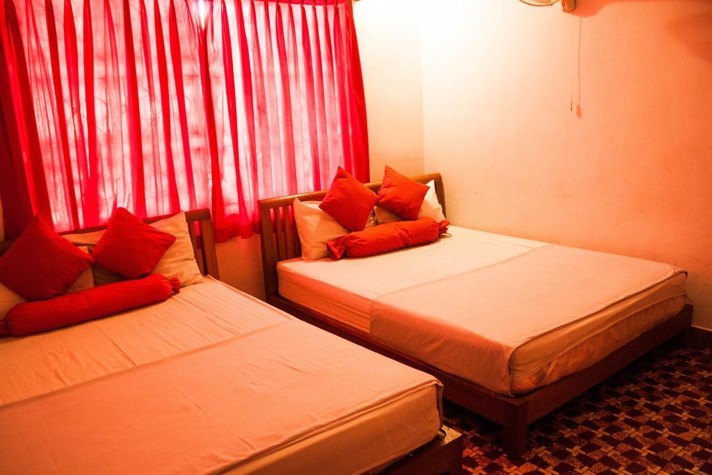 Top Banana Guesthouse & Rooftop Bar Phnom Penh Exteriör bild