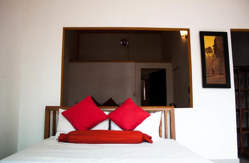 Top Banana Guesthouse & Rooftop Bar Phnom Penh Exteriör bild