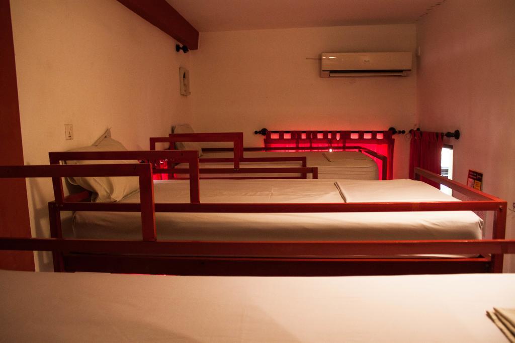 Top Banana Guesthouse & Rooftop Bar Phnom Penh Exteriör bild
