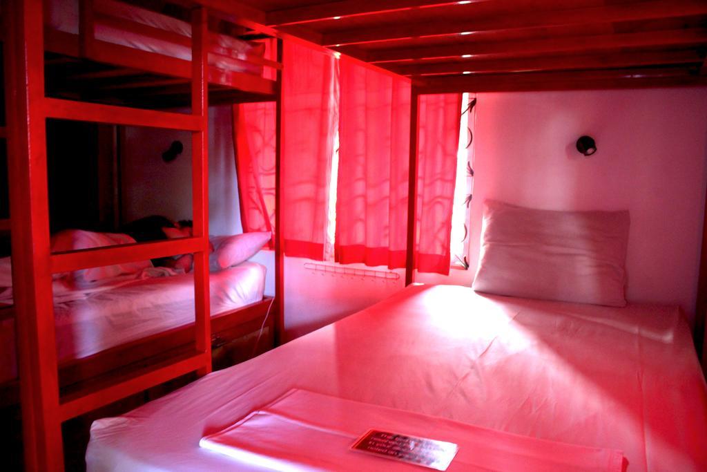 Top Banana Guesthouse & Rooftop Bar Phnom Penh Exteriör bild