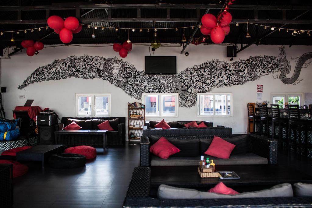 Top Banana Guesthouse & Rooftop Bar Phnom Penh Exteriör bild