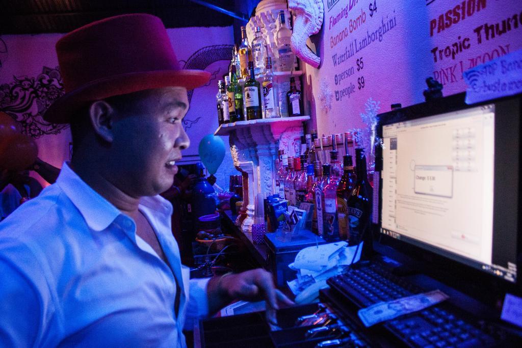 Top Banana Guesthouse & Rooftop Bar Phnom Penh Exteriör bild